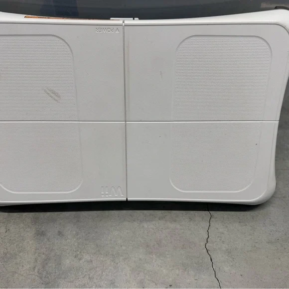 Nintendo Wii Console Set with White Controllers and Games - Picture 2 of 6